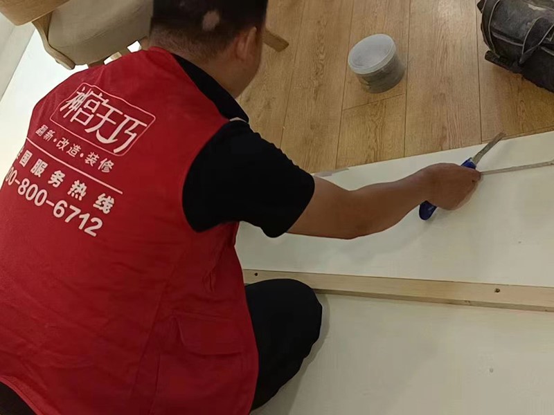 木地板翻新多少錢一平米？看完后，網(wǎng)友直呼：家里翻新地板后悔了(圖1)