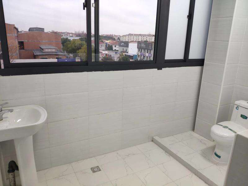 家里陽(yáng)臺(tái)能改造定制衛(wèi)生間嗎？別眨眼！不一樣的陽(yáng)臺(tái)拆改案例來(lái)了(圖2)