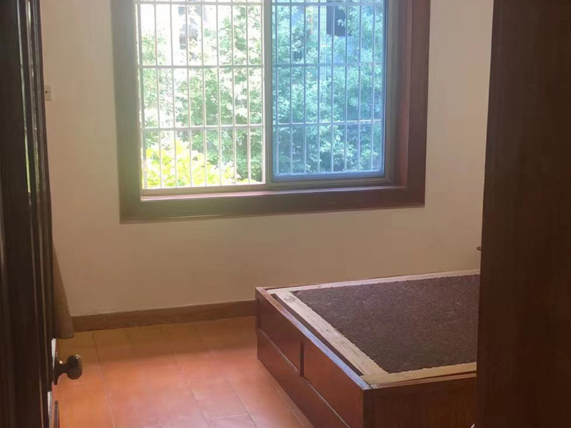 為響應三胎政策，業(yè)主將28平主臥改成了三間兒童房(圖2)