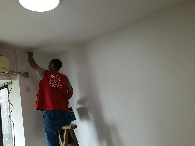 老式陽臺墻面發(fā)霉怎么辦？墻面翻新神宮天巧有妙招(圖2)