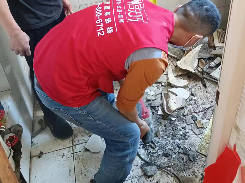 衛(wèi)生間翻新裝修怎樣省錢？衛(wèi)生間翻新改造不拆瓷磚可以嗎？(圖2)