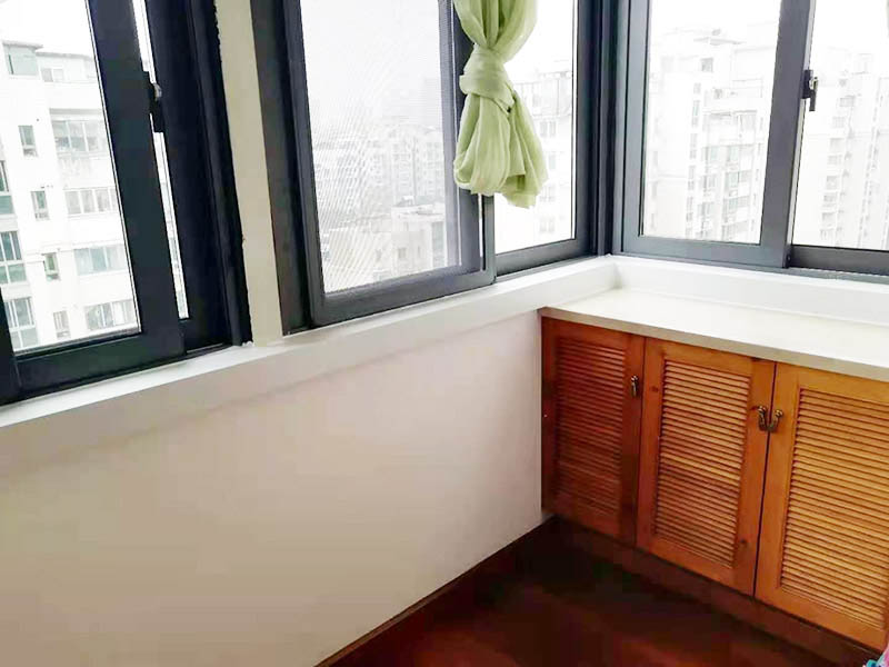 陽臺為什么不建議貼瓷磚(圖1) 陽臺為什么不建議貼瓷磚(圖1)