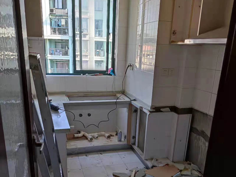 廚房墻面裝修選擇貼瓷磚還是刷涂料？(圖1)