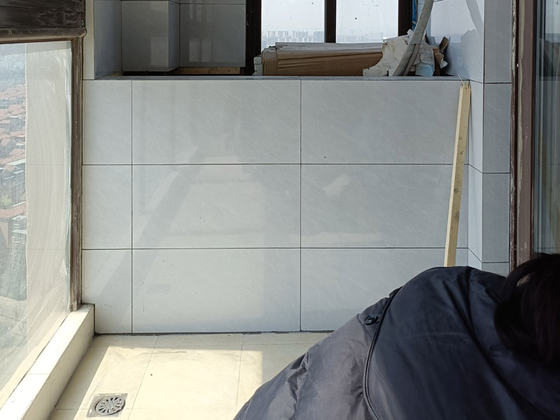 二手房陽臺(tái)怎么改水管不破壞瓷磚(圖1) 二手房陽臺(tái)怎么改水管不破壞瓷磚(圖1)