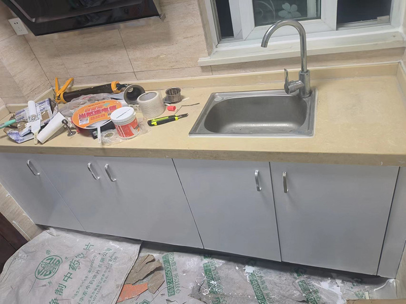 廚房翻新先改燃?xì)膺€是先安瓷磚(圖1) 廚房翻新先改燃?xì)膺€是先安瓷磚(圖1)