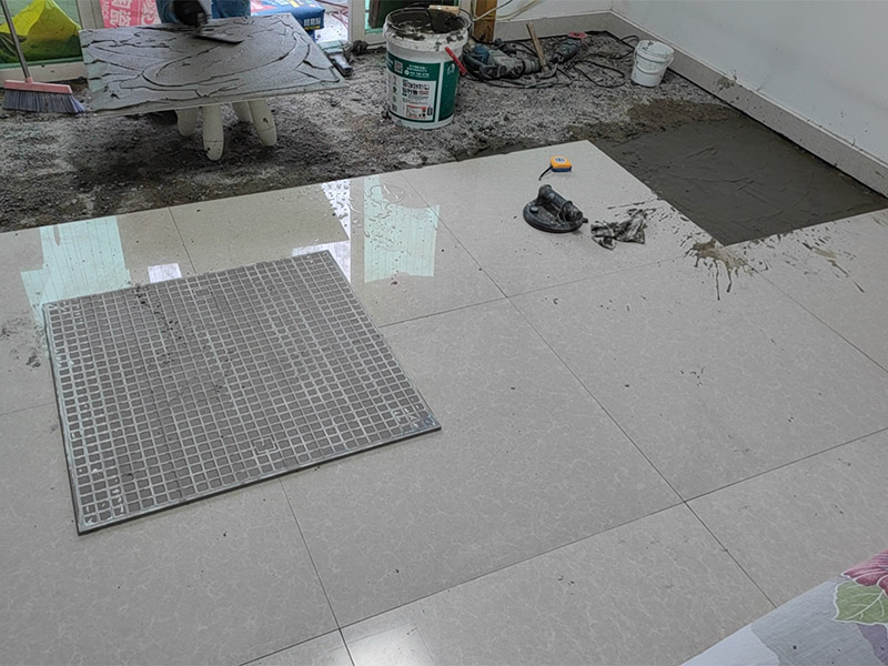 瓷磚開(kāi)裂與濕度有關(guān)？南方潮濕地區(qū)防裂指南(圖1)